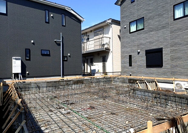 現地をご見学に行く際は、道路の幅や周辺の交通量、施設などをご確認頂くことをおすすめします！ある程度イメージをつけたいという場合は、同売主の施工事例や完成パースもお見せします。