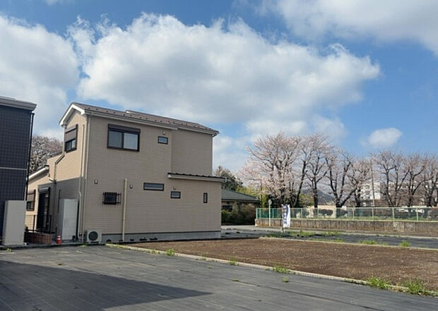 桜や紅葉の名所に出かける人は多いと思いますが、家にいながら季節の移ろいを感じる生活を送りませんか？リビングや窓から見える景色が生活を彩るワンポイントに！現地から見える景色を堪能してみては如何でしょう。