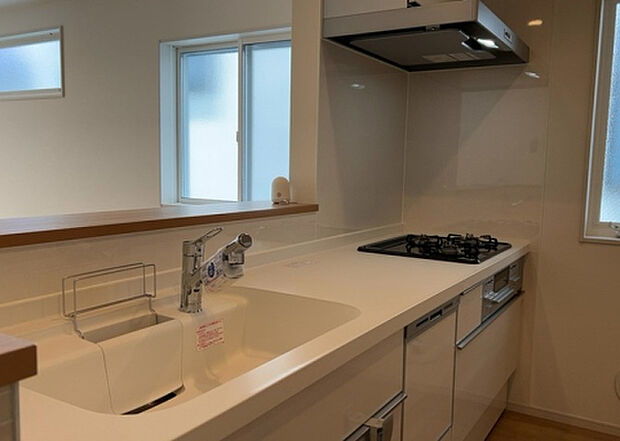 標準的なシステムキッチンの横幅は、165cm~300cm程度です。2100・2400・2550・2700などミリ単位で表記されます。普段どのように料理をするのかを想定しながら合ったサイズを選びましょう