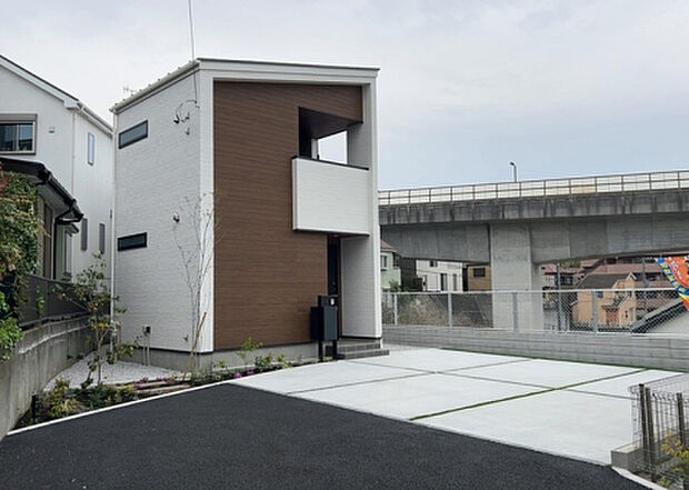 住宅用の土地では前面道路に2m以上接していなければならないと法律で定められています。しかし、お持ちの車のサイズやライフスタイルなどにより、2mでは利便が悪い場合もございますので、事前に確認しましょう。