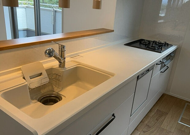 標準的なシステムキッチンの横幅は、165cm～300cm程度です。2100・2400・2550・2700などミリ単位で表記されます。普段どのように料理をするのかを想定しながら合ったサイズを選びましょう