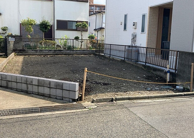 住宅用の土地では前面道路に2m以上接していなければならないと法律で定められています。しかし、お持ちの車のサイズやライフスタイルなどにより、2mでは利便が悪い場合もございますので、事前に確認しましょう。