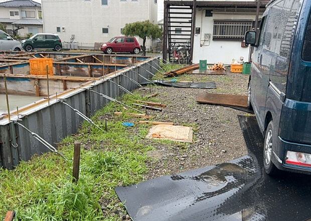 車一台あたりに必要なスペースは、標準サイズの普通自動車で横幅2m50cm、長さ5mは必要になります。ただし、乗降のことも考慮して横幅3m30cm、長さ5m50cmほどは確保できるところを選びましょう。