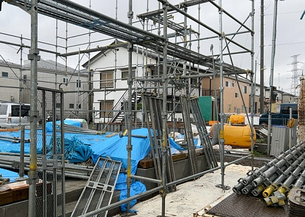 木造住宅とは土台、壁、柱など建築物の強度を支える構造体の材に木が使用されている構造を指します。構造体は建物の自重を支えるだけではなく風圧や水圧、積裁荷重などあらゆる衝撃に耐えるための基礎です。
