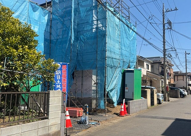 住宅用の土地では前面道路に2m以上接していなければならないと法律で定められています。しかし、お持ちの車のサイズやライフスタイルなどにより、2mでは利便が悪い場合もございますので、事前に確認しましょう。