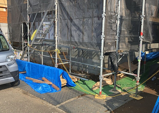 車一台あたりに必要なスペースは、標準サイズの普通自動車で横幅2m50cm、長さ5mは必要になります。ただし、乗降のことも考慮して横幅3m30cm、長さ5m50cmほどは確保できるところを選びましょう。