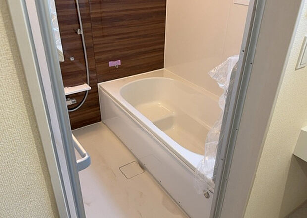 入浴時の快適さも大事なことですが、綺麗な状態を維持できなければ気持ちよく入浴できません。毎日の掃除が楽という点は大事なポイントになります！カビが生えにくく掃除がしやすい、壁や浴槽を選ぶといいでしょう。