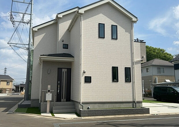 ついに完成致しました！現地をご見学に行く際は、道路の幅や周辺の交通量、施設などをご確認頂くことをおすすめします！物件の流れが早いため、内見をしたい方はお早めに当社営業までお問い合わせ頂きご予約下さい！