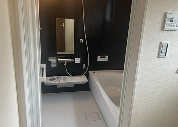 入浴時の快適さも大事なことですが、綺麗な状態を維持できなければ気持ちよく入浴できません。毎日の掃除が楽という点は大事なポイントになります！カビが生えにくく掃除がしやすい、壁や浴槽を選ぶといいでしょう。