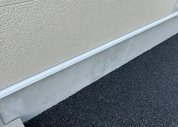 木造住宅とは土台、壁、柱など建築物の強度を支える構造体の材に木が使用されている構造を指します。構造体は建物の自重を支えるだけではなく風圧や水圧、積裁荷重などあらゆる衝撃に耐えるための基礎です。