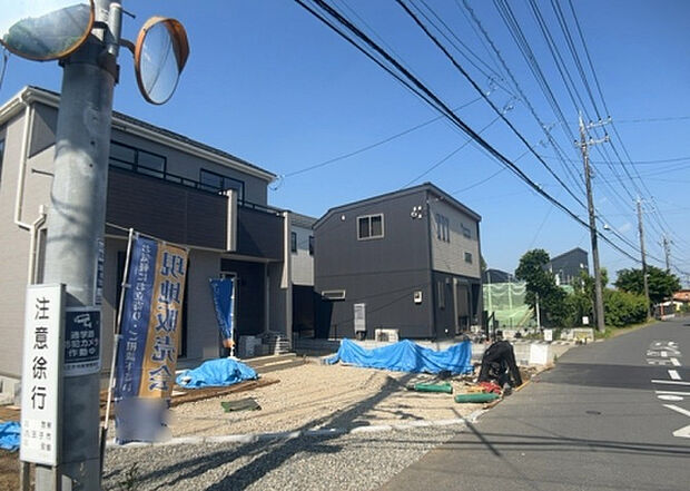 住宅用の土地では前面道路に2m以上接していなければならないと法律で定められています。しかし、お持ちの車のサイズやライフスタイルなどにより、2mでは利便が悪い場合もございますので、事前に確認しましょう。