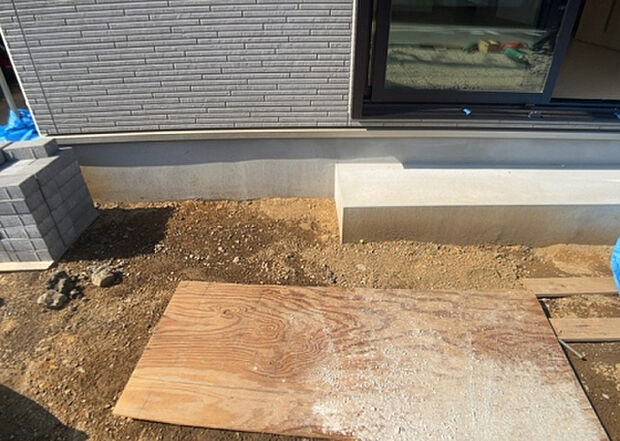 木造住宅とは土台、壁、柱など建築物の強度を支える構造体の材に木が使用されている構造を指します。構造体は建物の自重を支えるだけではなく風圧や水圧、積裁荷重などあらゆる衝撃に耐えるための基礎です。