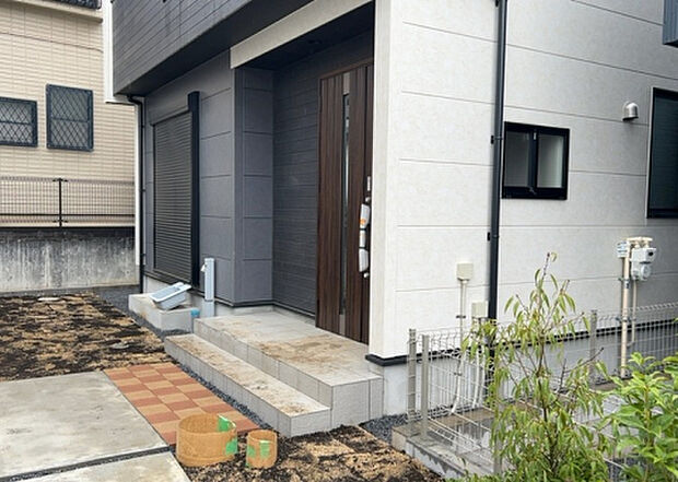 木造住宅とは土台、壁、柱など建築物の強度を支える構造体の材に木が使用されている構造を指します。構造体は建物の自重を支えるだけではなく風圧や水圧、積裁荷重などあらゆる衝撃に耐えるための基礎です。