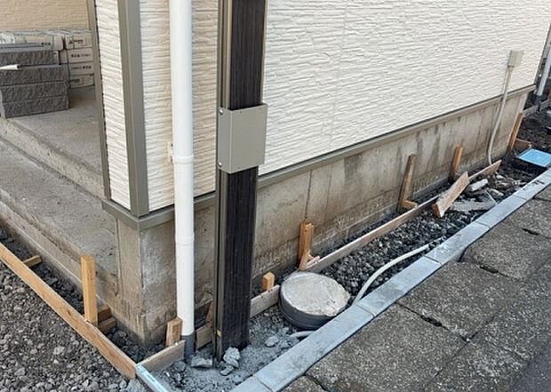 木造住宅とは土台、壁、柱など建築物の強度を支える構造体の材に木が使用されている構造を指します。構造体は建物の自重を支えるだけではなく風圧や水圧、積裁荷重などあらゆる衝撃に耐えるための基礎です。