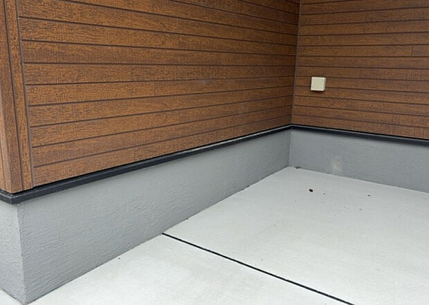 木造住宅とは土台、壁、柱など建築物の強度を支える構造体の材に木が使用されている構造を指します。構造体は建物の自重を支えるだけではなく風圧や水圧、積裁荷重などあらゆる衝撃に耐えるための基礎です。