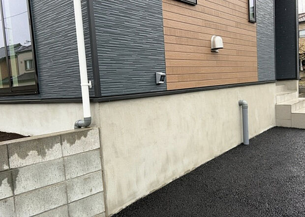 木造住宅とは土台、壁、柱など建築物の強度を支える構造体の材に木が使用されている構造を指します。構造体は建物の自重を支えるだけではなく風圧や水圧、積裁荷重などあらゆる衝撃に耐えるための基礎です。
