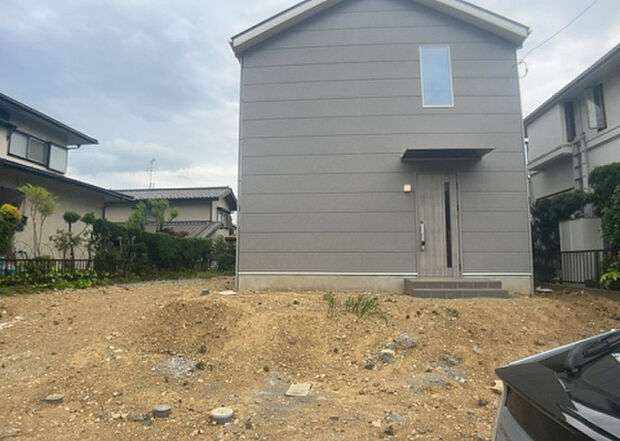 ついに完成致しました！現地をご見学に行く際は、道路の幅や周辺の交通量、施設などをご確認頂くことをおすすめします！物件の流れが早いため、内見をしたい方はお早めに当社営業までお問い合わせ頂きご予約下さい！
