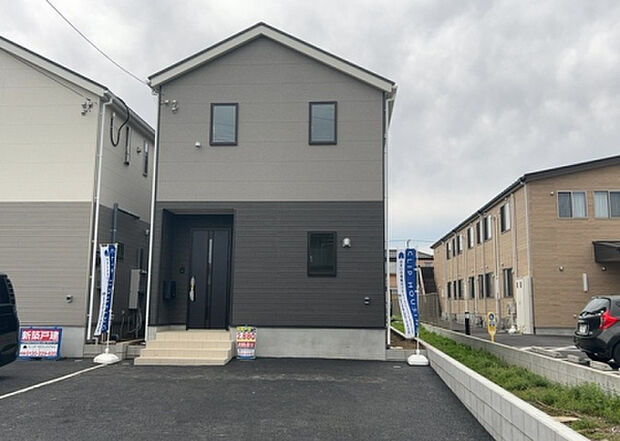 ついに完成致しました！現地をご見学に行く際は、道路の幅や周辺の交通量、施設などをご確認頂くことをおすすめします！物件の流れが早いため、内見をしたい方はお早めに当社営業までお問い合わせ頂きご予約下さい！