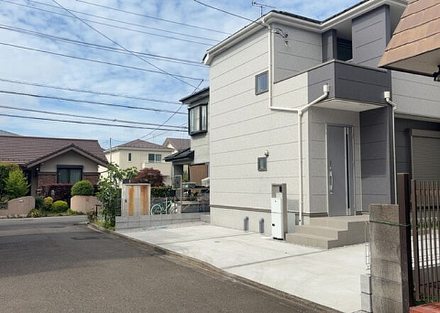住宅用の土地では前面道路に2m以上接していなければならないと法律で定められています。しかし、お持ちの車のサイズやライフスタイルなどにより、2mでは利便が悪い場合もございますので、事前に確認しましょう。