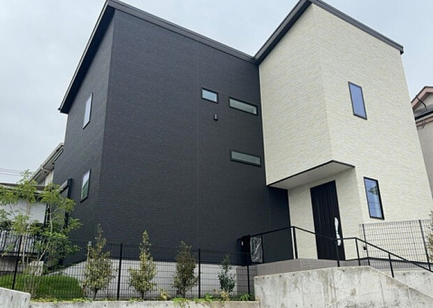 ついに完成致しました！現地をご見学に行く際は、道路の幅や周辺の交通量、施設などをご確認頂くことをおすすめします！物件の流れが早いため、内見をしたい方はお早めに当社営業までお問い合わせ頂きご予約下さい！