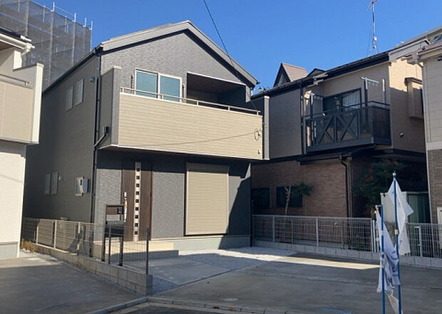 住宅用の土地では前面道路に2m以上接していなければならないと法律で定められています。しかし、お持ちの車のサイズやライフスタイルなどにより、2mでは利便が悪い場合もございますので、事前に確認しましょう。