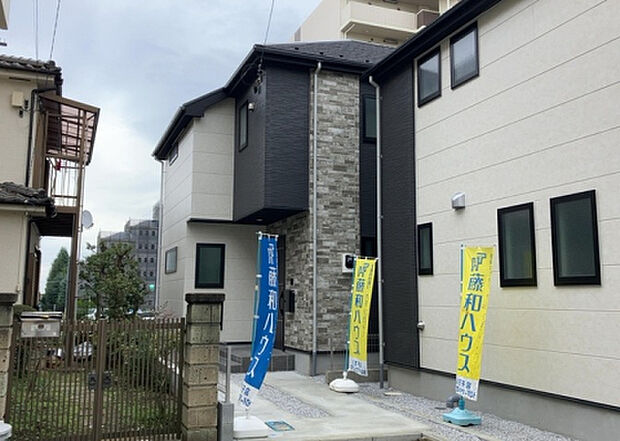 ついに完成致しました！現地をご見学に行く際は、道路の幅や周辺の交通量、施設などをご確認頂くことをおすすめします！物件の流れが早いため、内見をしたい方はお早めに当社営業までお問い合わせ頂きご予約下さい！