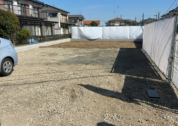住宅用の土地では前面道路に2m以上接していなければならないと法律で定められています。しかし、お持ちの車のサイズやライフスタイルなどにより、2mでは利便が悪い場合もございますので、事前に確認しましょう。