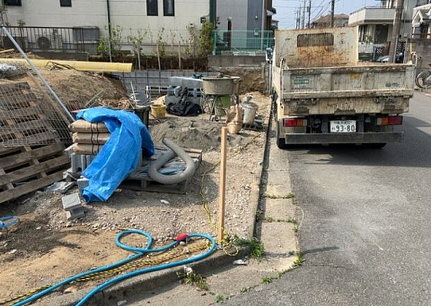 車一台あたりに必要なスペースは、標準サイズの普通自動車で横幅2m50cm、長さ5mは必要になります。ただし、乗降のことも考慮して横幅3m30cm、長さ5m50cmほどは確保できるところを選びましょう。