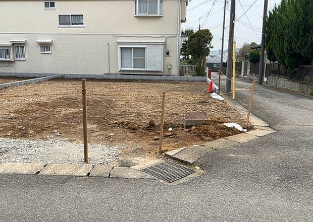 車一台あたりに必要なスペースは、標準サイズの普通自動車で横幅2m50cm、長さ5mは必要になります。ただし、乗降のことも考慮して横幅3m30cm、長さ5m50cmほどは確保できるところを選びましょう。