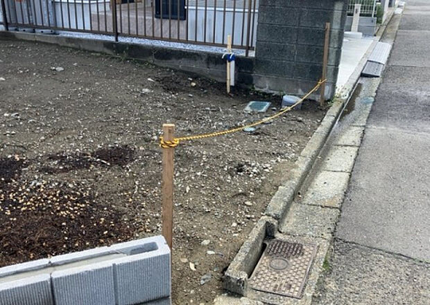 車一台あたりに必要なスペースは、標準サイズの普通自動車で横幅2m50cm、長さ5mは必要になります。ただし、乗降のことも考慮して横幅3m30cm、長さ5m50cmほどは確保できるところを選びましょう。