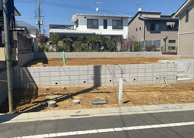 木造住宅とは土台、壁、柱など建築物の強度を支える構造体の材に木が使用されている構造を指します。構造体は建物の自重を支えるだけではなく風圧や水圧、積裁荷重などあらゆる衝撃に耐えるための基礎です。