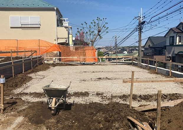 現地をご見学に行く際は、道路の幅や周辺の交通量、施設などをご確認頂くことをおすすめします!ある程度イメージをつけたいという場合は、同売主の施工事例や完成パースもお見せします。
