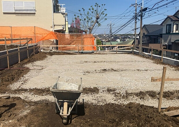 木造住宅とは土台、壁、柱など建築物の強度を支える構造体の材に木が使用されている構造を指します。構造体は建物の自重を支えるだけではなく風圧や水圧、積裁荷重などあらゆる衝撃に耐えるための基礎です。