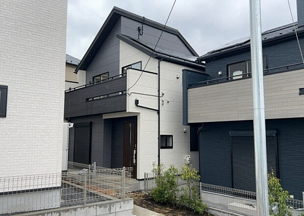 住宅用の土地では前面道路に2m以上接していなければならないと法律で定められています。しかし、お持ちの車のサイズやライフスタイルなどにより、2mでは利便が悪い場合もございますので、事前に確認しましょう。