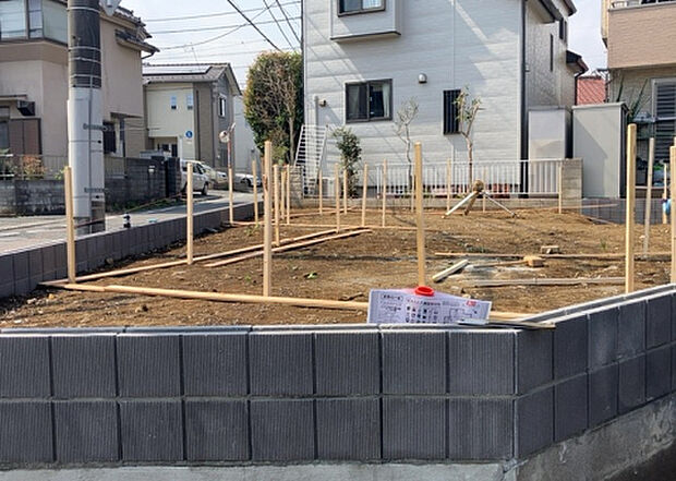 現地をご見学に行く際は、道路の幅や周辺の交通量、施設などをご確認頂くことをおすすめします！ある程度イメージをつけたいという場合は、同売主の施工事例や完成パースもお見せします。