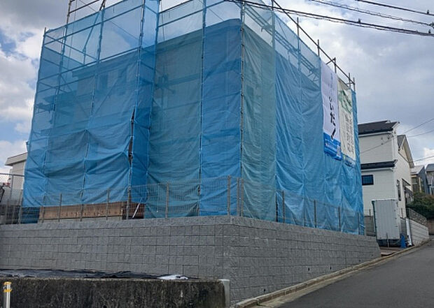 住宅用の土地では前面道路に2m以上接していなければならないと法律で定められています。しかし、お持ちの車のサイズやライフスタイルなどにより、2mでは利便が悪い場合もございますので、事前に確認しましょう。