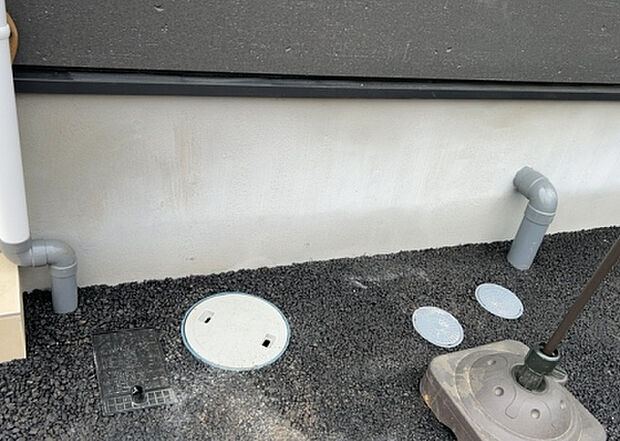 木造住宅とは土台、壁、柱など建築物の強度を支える構造体の材に木が使用されている構造を指します。構造体は建物の自重を支えるだけではなく風圧や水圧、積裁荷重などあらゆる衝撃に耐えるための基礎です。