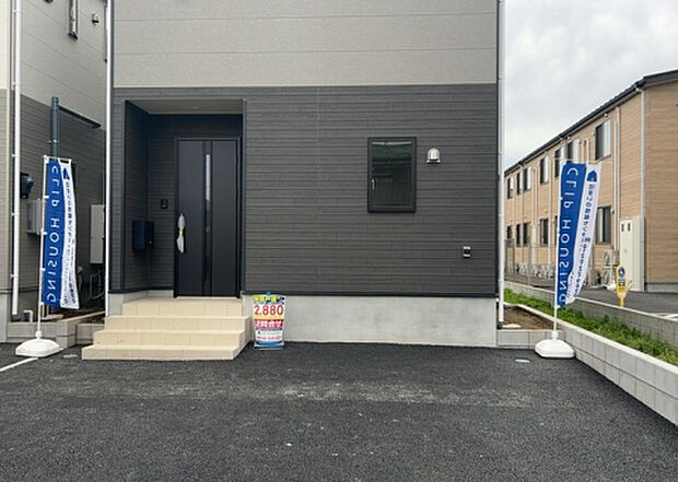 木造住宅とは土台、壁、柱など建築物の強度を支える構造体の材に木が使用されている構造を指します。構造体は建物の自重を支えるだけではなく風圧や水圧、積裁荷重などあらゆる衝撃に耐えるための基礎です。