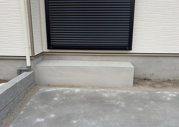 木造住宅とは土台、壁、柱など建築物の強度を支える構造体の材に木が使用されている構造を指します。構造体は建物の自重を支えるだけではなく風圧や水圧、積裁荷重などあらゆる衝撃に耐えるための基礎です。