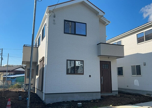 ついに完成致しました!現地をご見学に行く際は、道路の幅や周辺の交通量、施設などをご確認頂くことをおすすめします!物件の流れが早いため、内見をしたい方はお早めに当社営業までお問い合わせ頂きご予約下さい!