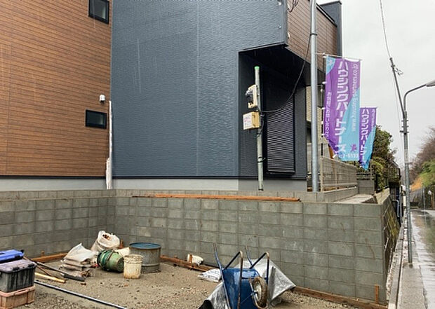 木造住宅とは土台、壁、柱など建築物の強度を支える構造体の材に木が使用されている構造を指します。構造体は建物の自重を支えるだけではなく風圧や水圧、積裁荷重などあらゆる衝撃に耐えるための基礎です。