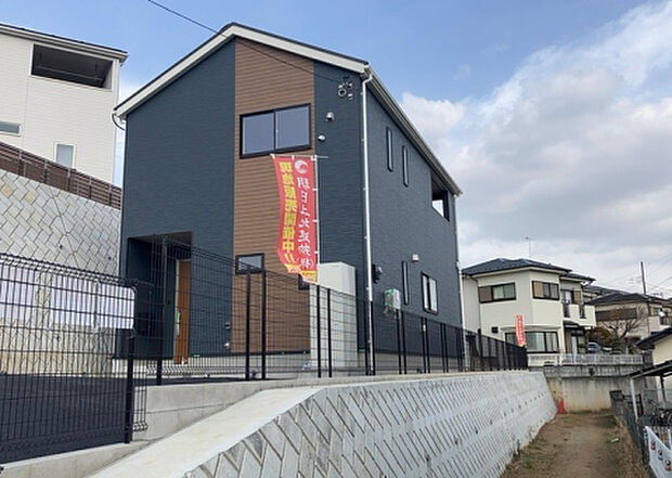 住宅用の土地では前面道路に2m以上接していなければならないと法律で定められています。しかし、お持ちの車のサイズやライフスタイルなどにより、2mでは利便が悪い場合もございますので、事前に確認しましょう。