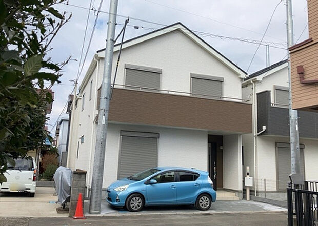 住宅用の土地では前面道路に2m以上接していなければならないと法律で定められています。しかし、お持ちの車のサイズやライフスタイルなどにより、2mでは利便が悪い場合もございますので、事前に確認しましょう。