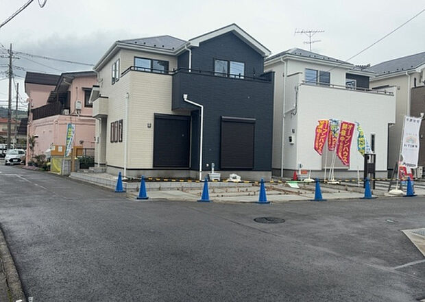 住宅用の土地では前面道路に2m以上接していなければならないと法律で定められています。しかし、お持ちの車のサイズやライフスタイルなどにより、2mでは利便が悪い場合もございますので、事前に確認しましょう。