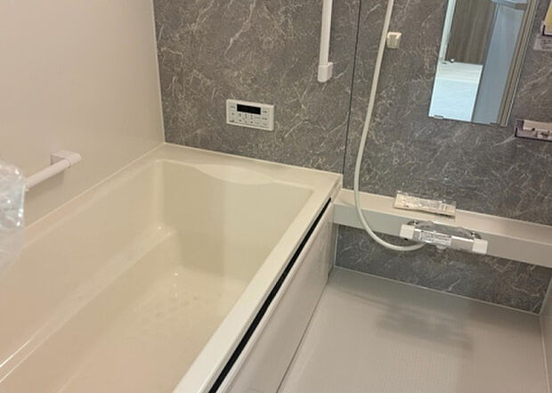 入浴時の快適さも大事なことですが、綺麗な状態を維持できなければ気持ちよく入浴できません。毎日の掃除が楽という点は大事なポイントになります！カビが生えにくく掃除がしやすい、壁や浴槽を選ぶといいでしょう。