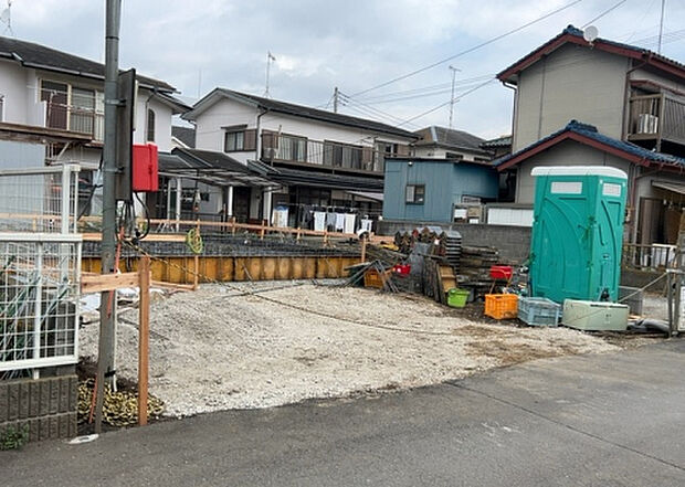 住宅用の土地では前面道路に2m以上接していなければならないと法律で定められています。しかし、お持ちの車のサイズやライフスタイルなどにより、2mでは利便が悪い場合もございますので、事前に確認しましょう。