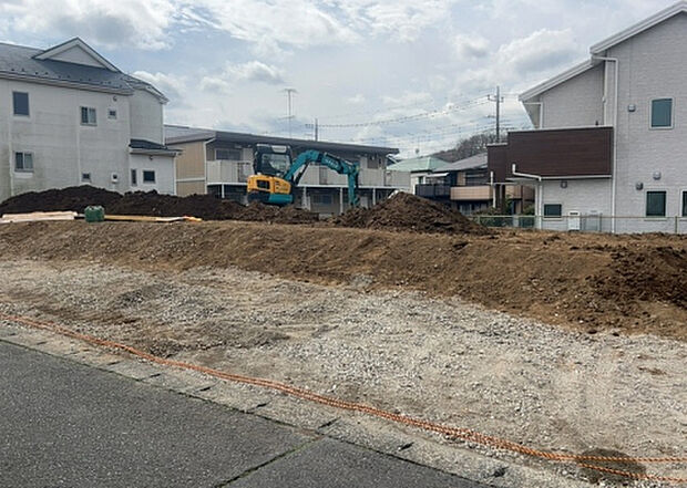 住宅用の土地では前面道路に2m以上接していなければならないと法律で定められています。しかし、お持ちの車のサイズやライフスタイルなどにより、2mでは利便が悪い場合もございますので、事前に確認しましょう。