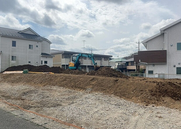現地をご見学に行く際は、道路の幅や周辺の交通量、施設などをご確認頂くことをおすすめします！ある程度イメージをつけたいという場合は、同売主の施工事例や完成パースもお見せします。