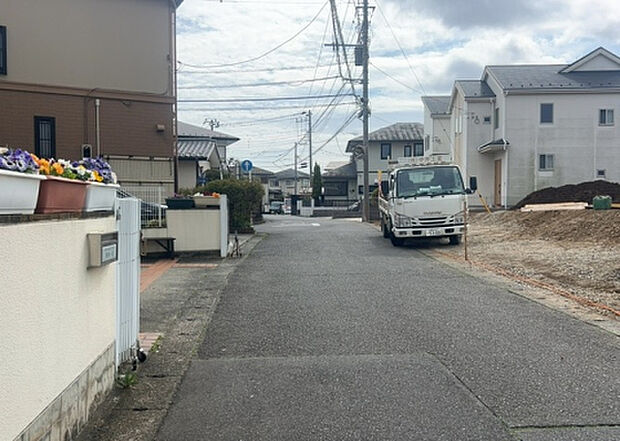 桜や紅葉の名所に出かける人は多いと思いますが、家にいながら季節の移ろいを感じる生活を送りませんか？リビングや窓から見える景色が生活を彩るワンポイントに！現地から見える景色を堪能してみては如何でしょう。