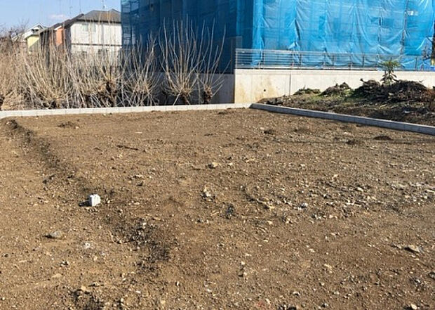 現地をご見学に行く際は、道路の幅や周辺の交通量、施設などをご確認頂くことをおすすめします！ある程度イメージをつけたいという場合は、同売主の施工事例や完成パースもお見せします。